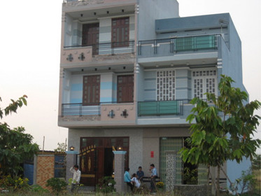 Căn nhà ông Hoàng Hùng (trái) - nơi xảy ra vụ án