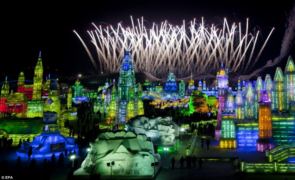 Màn pháo hoa rực rỡ mở màn cho lễ hội 