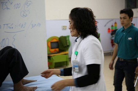 Người y tá xúc động trước hoàn cảnh của vợ chồng chị Lò Thị Y