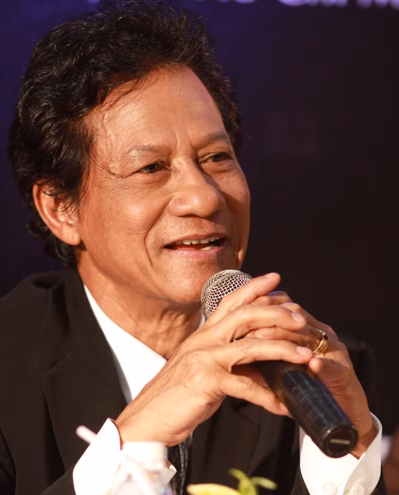 Ca sĩ Chế Linh