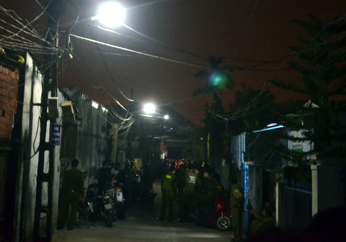 Công an và dân phòng phong tỏa khu nhà trọ trong kiệt 543 đường Tôn Đức Thắng để vận động nam thanh niên ra khỏi phòng trọ, giải phóng 4 con tin. Ảnh: VnExpress Công an và dân phòng phong tỏa khu nhà trọ trong kiệt 543 đường Tôn Đức Thắng để vận động nam thanh niên ra khỏi phòng trọ, giải phóng 4 con tin