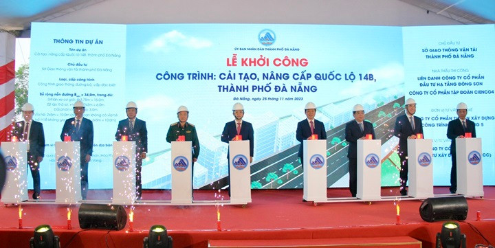 Các đại biểu thực hiện nghi thức bấm nút khởi công Dự án Cải tạo, nâng cấp Quốc lộ 14B, thành phố Đà Nẵng