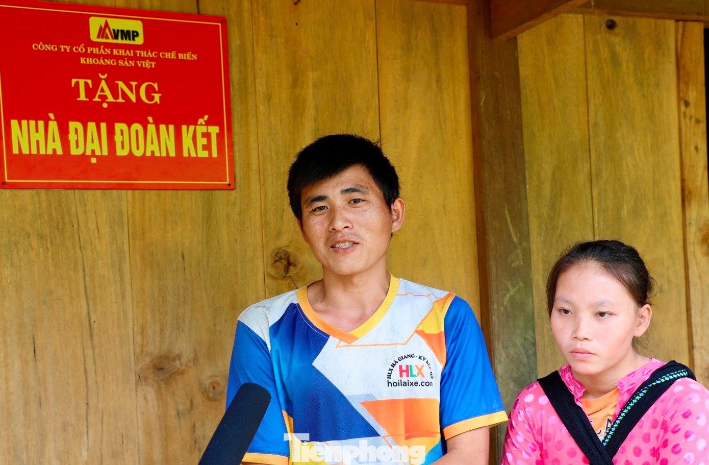 Anh Lý Văn Trọng, xóm Nà Thằn, xã Thạch Lâm và vợ bày tỏ niềm vui sướng khi được hỗ trợ xây nhà mới.