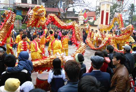 Tại đình, người dân háo hức xem múa rồng