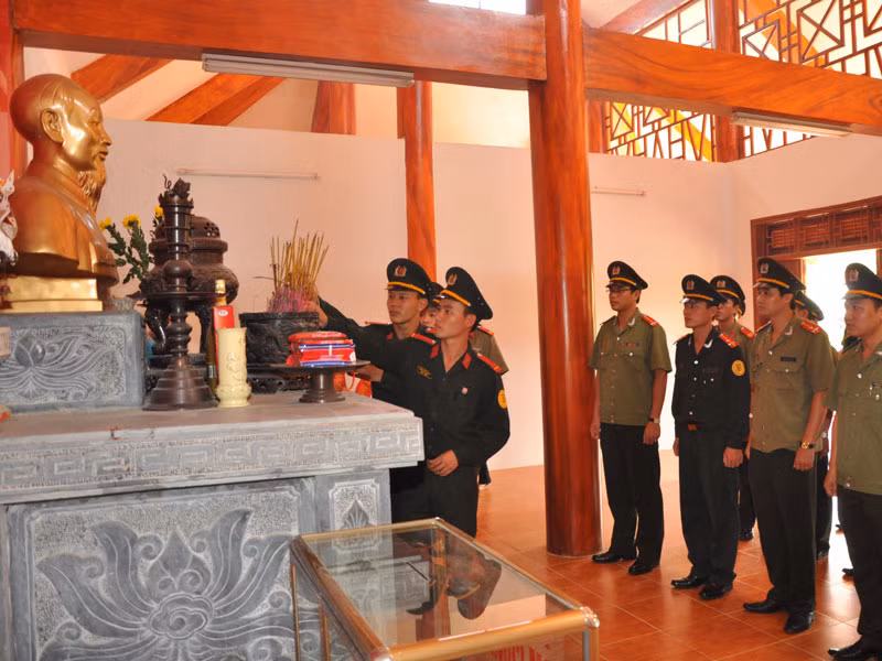 Đoàn tình nguyện thăm và dâng hương tại khu di tích lịch sử Nà Tu