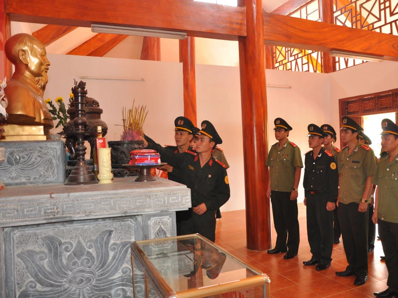 Đoàn tình nguyện thăm và dâng hương tại khu di tích lịch sử Nà Tu