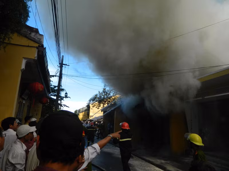 Khói mù mịt một góc phố cổ