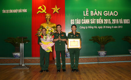 Thủ trưởng Bộ Quốc phòng trao Bằng khen tặng Nhà máy Z173