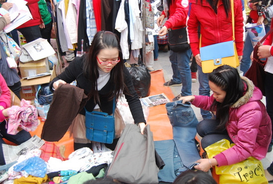 Rất nhiều các loại vật phẩm được mang tới ngày hội Mottainai như quần áo, giày dép, sách vở, ba lô…