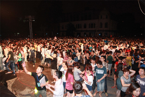 Biển người trong khoảnh khắc tắt đèn.