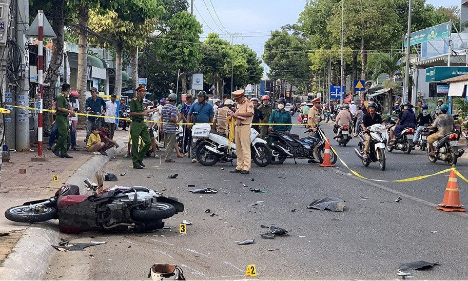 Công an khám nghiệm hiện trường vụ tai nạn. Ảnh: Quang Hưng Công an khám nghiệm hiện trường vụ tai nạn. Ảnh: Quang Hưng