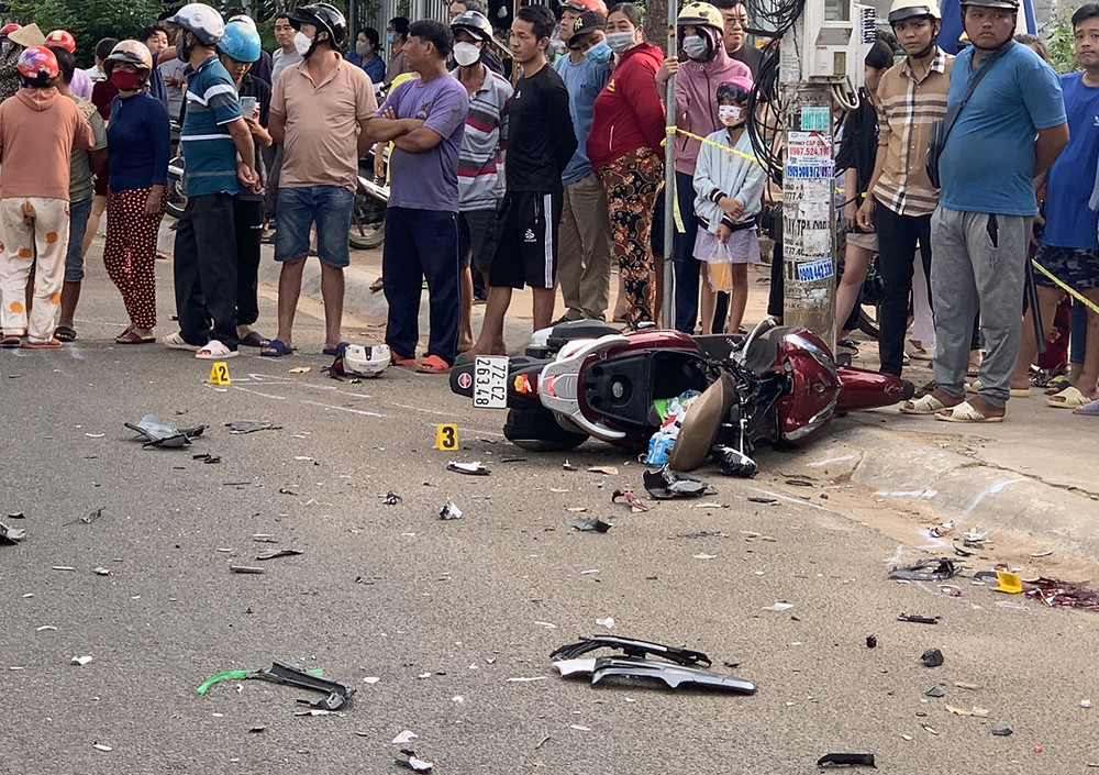 Xe máy bị hư hỏng nặng sau tai nạn. Ảnh: Quang Hưng Xe máy bị hư hỏng nặng sau tai nạn. Ảnh: Quang Hưng