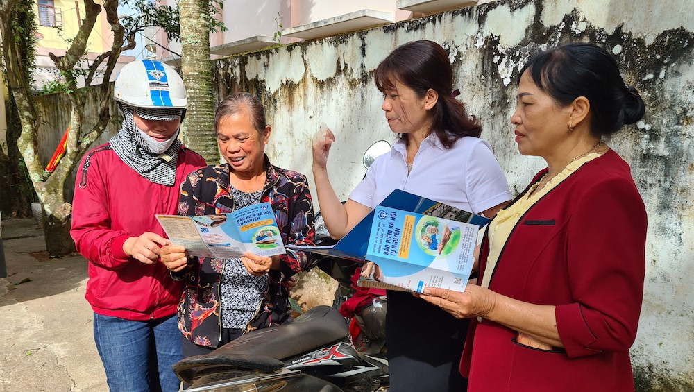 Cán bộ BHXH vận động người dân tham gia BHXH tự nguyện.