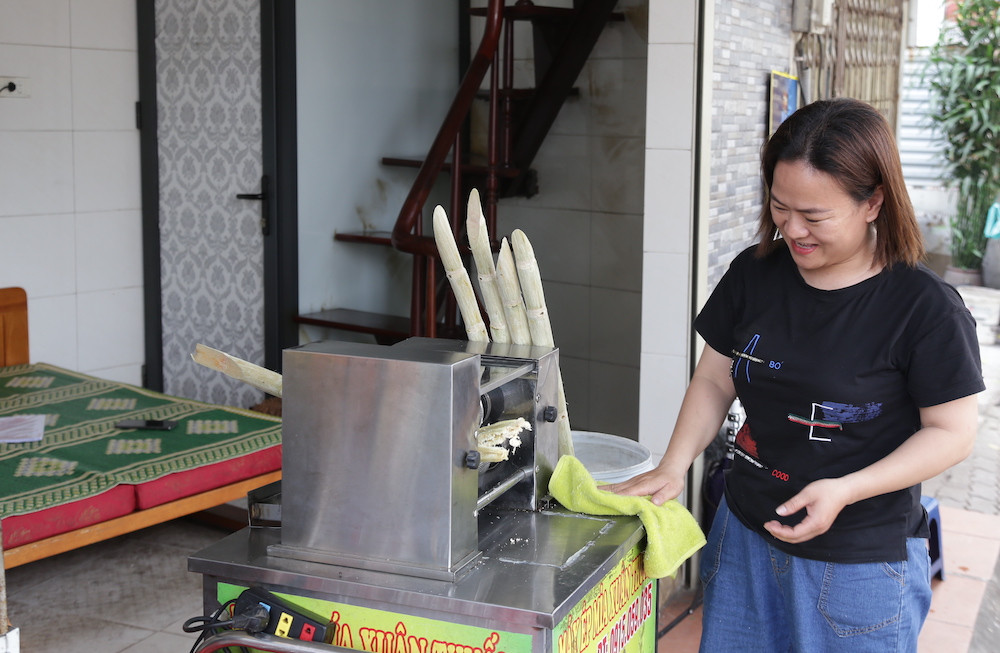 Chị Nguyễn Thị Tin mở thêm dịch vụ đồ uống sau khi gặp tai nạn trong khi làm việc.