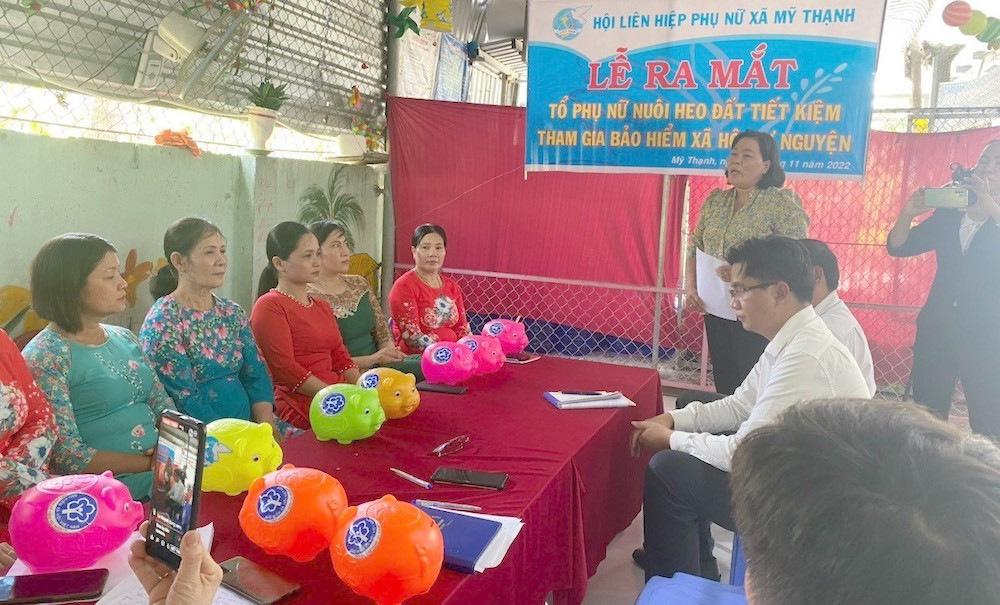 Các hội viên phụ nữ phấn khởi tham gia “Nuôi heo đất tiết kiệm tham gia BHXH tự nguyện” tại tỉnh Long An.