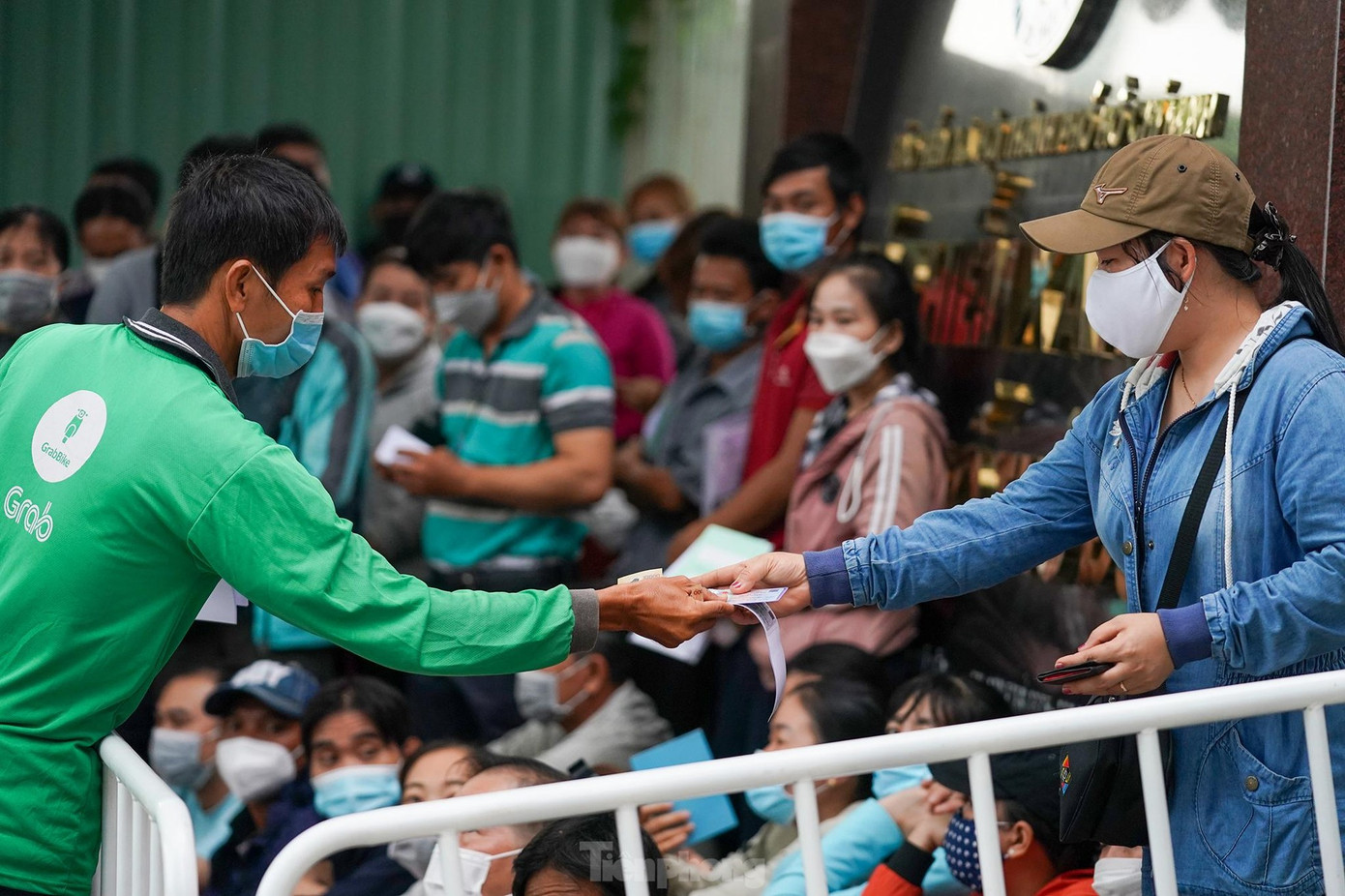 Người nhận BHXH một lần khu vực phía Nam luôn cao hơn các vùng khác, đa số tuổi cò trẻ.