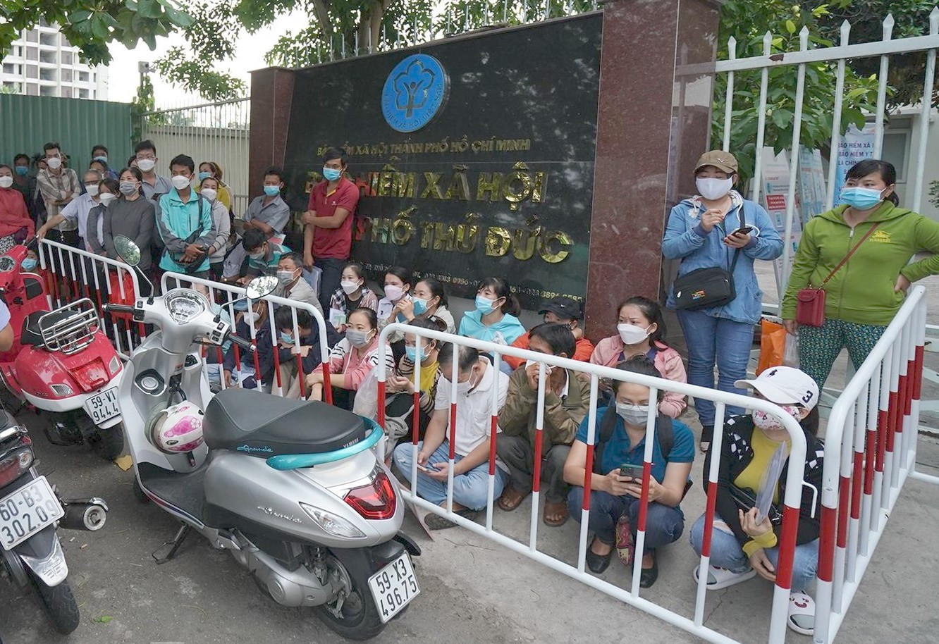 NLĐ chờ làm thủ tục nhận BHXH một lần. NLĐ chờ làm thủ tục nhận BHXH một lần.