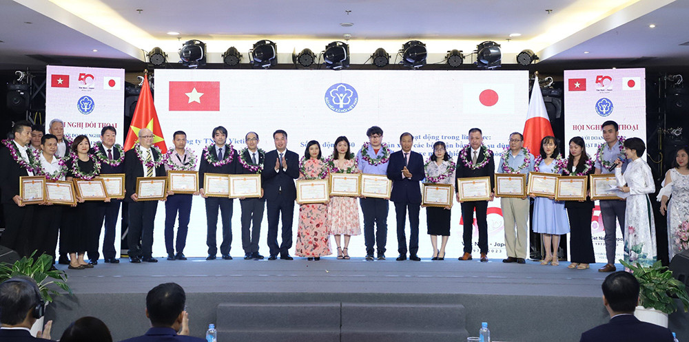 BHXH Việt Nam tặng Bằng khen cho các DN Nhật Bản có thành tích trong thực hiện chính sách BHXH, BHYT tại Việt Nam.