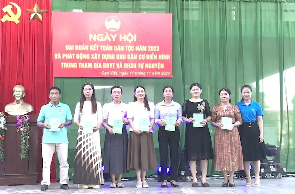 Gắn phát triển BHXH tự nguyện, BHYT với phong trào đại đoàn kết toàn dân tại huyện Hướng Hoá, Quảng Trị. Gắn phát triển BHXH tự nguyện, BHYT với phong trào đại đoàn kết toàn dân tại huyện Hướng Hoá, Quảng Trị.