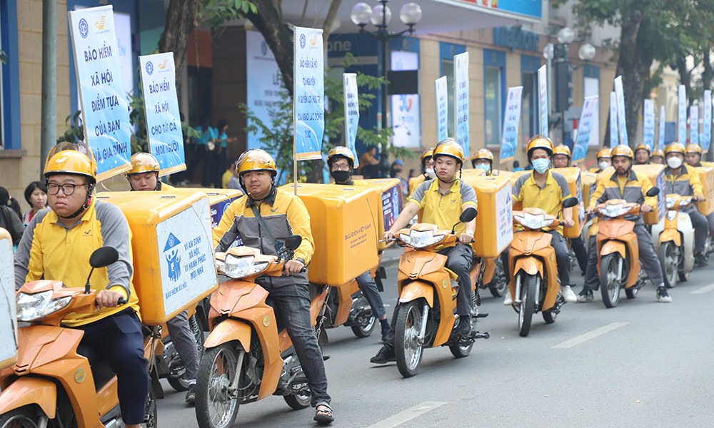 Cán bộ bưu điện Hà Nội ra quân tuyên truyền, vận động người dân tham gia BHXH tự nguyện, BHYT hộ gia đình. Cán bộ bưu điện Hà Nội ra quân tuyên truyền, vận động người dân tham gia BHXH tự nguyện, BHYT hộ gia đình.