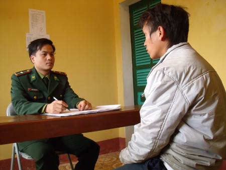  Cán bộ biên phòng đang lấy lời khai một đối tượng tổ chức đưa người khác trốn ra nước ngoài