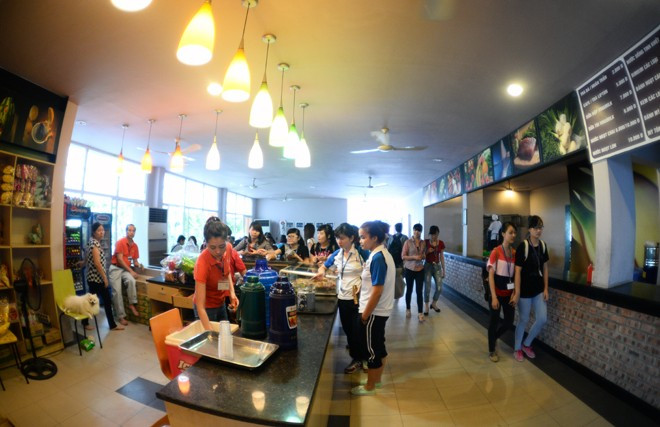 Khu vực căng tin nhà trường rộng hàng trăm mét vuông, sạch sẽ thoáng mát với không gian 3 tầng. Đây là nơi ăn uống và nghỉ trưa của các bạn sinh viên 