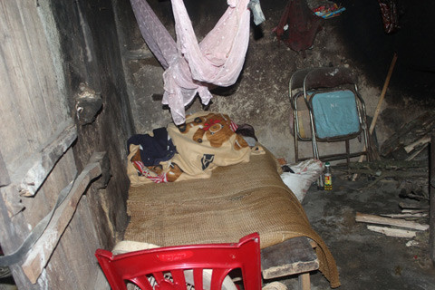 Xót xa cậu bé học giỏi lên xã xin quan tài về chôn cất cha ảnh 3