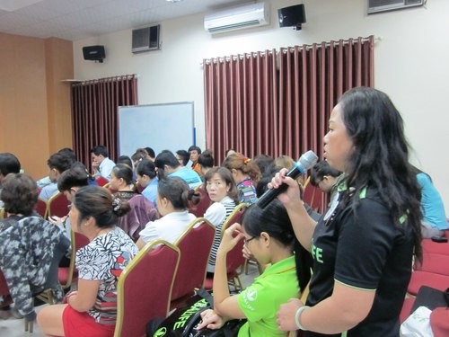 Chị Hương, ở Bình Dương bức xúc về chuyến đi Thái Lan, truy hỏi gắt gao Giám đốc Travel Life. Ảnh: Thi Hà