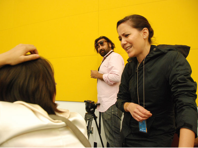 Nữ nhà báo gốc Việt J. Vinh. Phóng viên kênh truyền hinhAl Jazeera tại TT báo chí LHQ