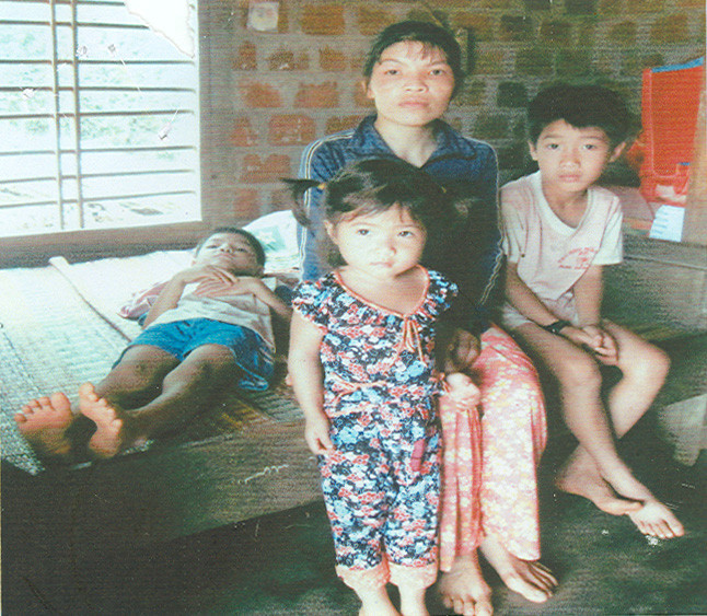 Cháu Kiên nằm trên giường, cháu Kiệt ngồi bên trái mẹ. Cháu Kiên nằm trên giường, cháu Kiệt ngồi bên trái mẹ