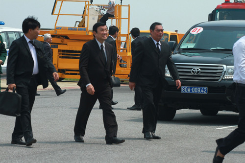 Lãnh đạo Đảng và Nhà nước xuống sân bay Đồng Hới. Ảnh: QĐND