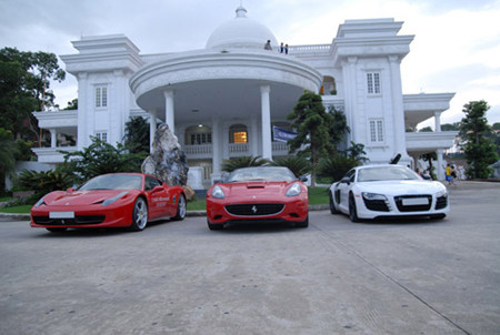Siêu xe Ferrari California (giữa) của Dương "Kon" cùng đoàn siêu xe Hà Nội khuấy động đảo Tuần Châu đầu năm 2011. Siêu xe Ferrari California (giữa) của Dương