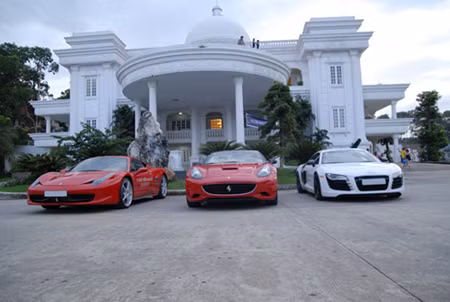 Siêu xe Ferrari California (giữa) của Dương 