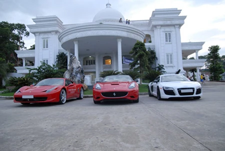 Siêu xe Ferrari California (giữa) của Dương 