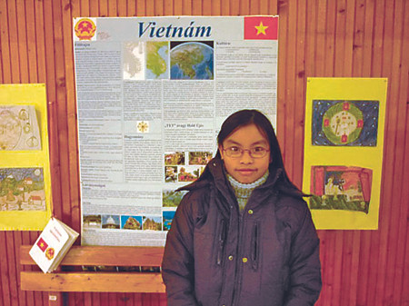 Tại trường Radnóti (Budapest), bên poster về Việt Nam do các học sinh Hungary làm nhân Những ngày Văn hóa Việt Nam được tổ chức tại trường