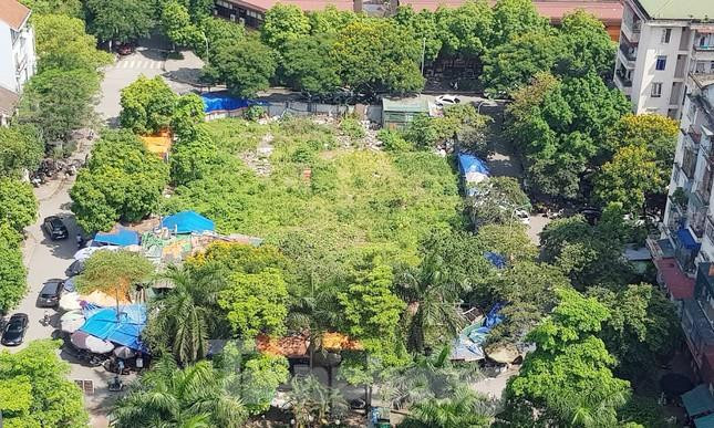 Khu đất ký hiệu C2 trên đường Nguyễn Thị Thập được TP Hà Nội giao cho nhà đầu tư thực hiện dự án Y tế, nhà văn hóa và chỗ để xe phục vụ dân cư nhưng chậm triển khai, bỏ hoang hơn 20 năm qua.