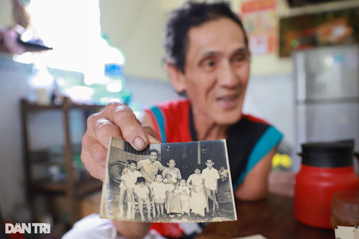 Thuở nhỏ, 9 anh chị em nhà ông Toàn đều sống dựa vào quầy tạp hóa bán sách báo, vé số và thuốc lá (Ảnh: Quang Ninh).