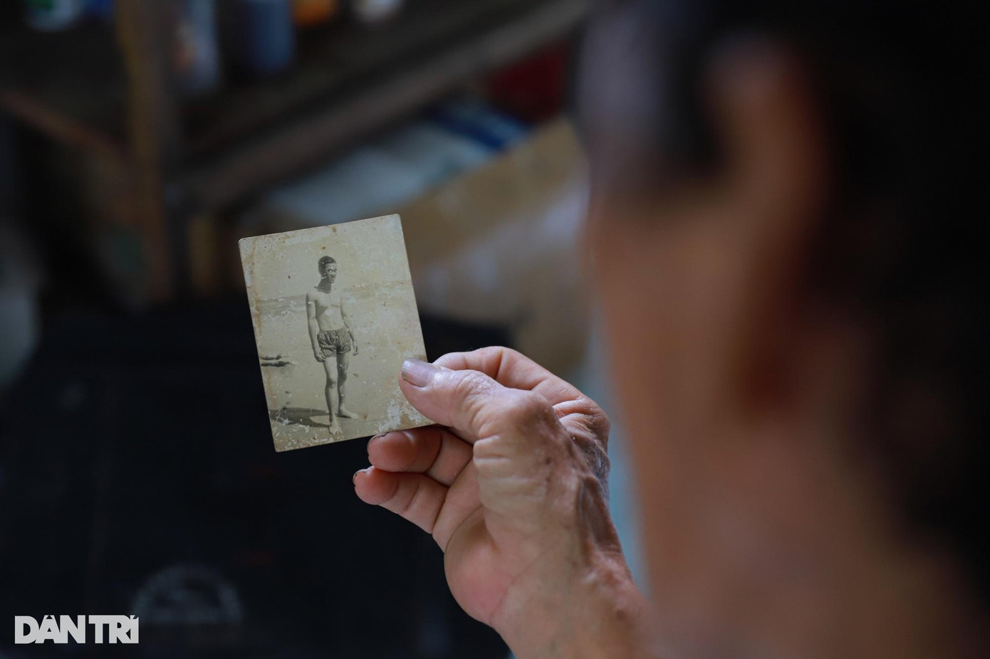 Ông Toàn không ngờ lần trúng độc đắc khiến ông mất đi đôi tay thời trẻ (Ảnh: Quang Ninh).