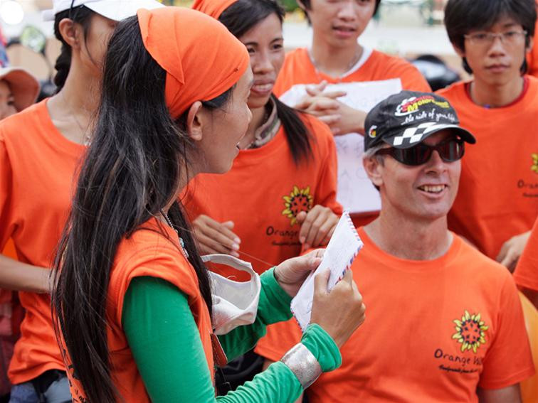 Hà Anh và các thành viên của tổ chức Orange Carers thực hiện Hành trình Cam tại TP. HCM