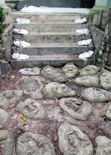 Ngay bậc tam cấp, tượng mặt người nằm ngổn ngang trên mặt đất. Theo người dân địa phương, mỗi lần về, chủ nhà lại thuê thợ xây các bức tượng kinh dị. Trong khu vườn bỏ hoang hiện có đủ tượng hình người với đủ kiểu chết chóc, ai oán không khác gì thế giới địa ngục thường chiếu trong phim ảnh