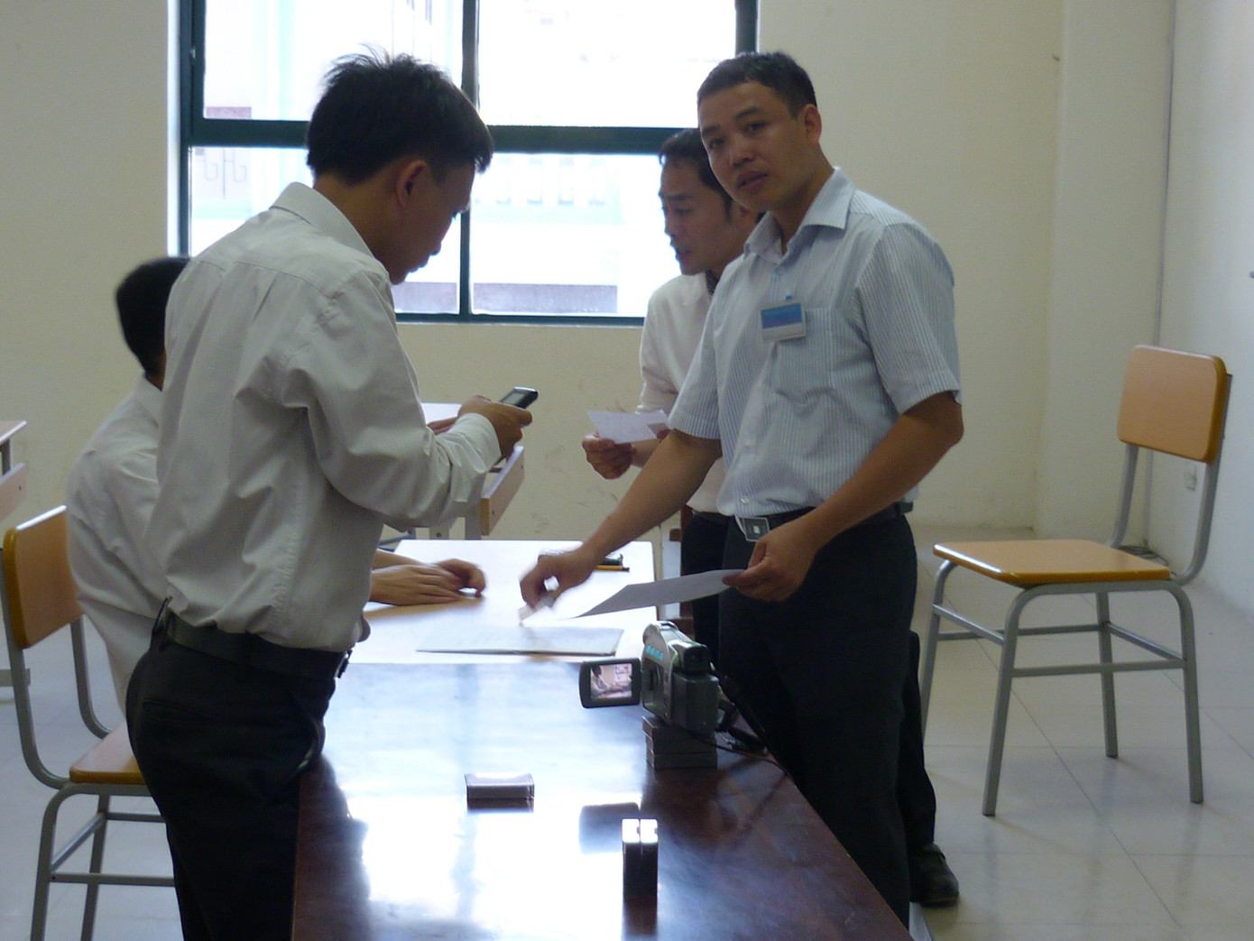 Thí sinh Hoàng Minh Quang nộp bài thi