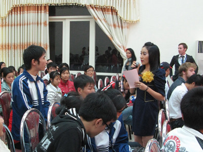 Tăng cường giao lưu, chia sẻ để tránh bị cô đơn	Ảnh: Trọng Phú