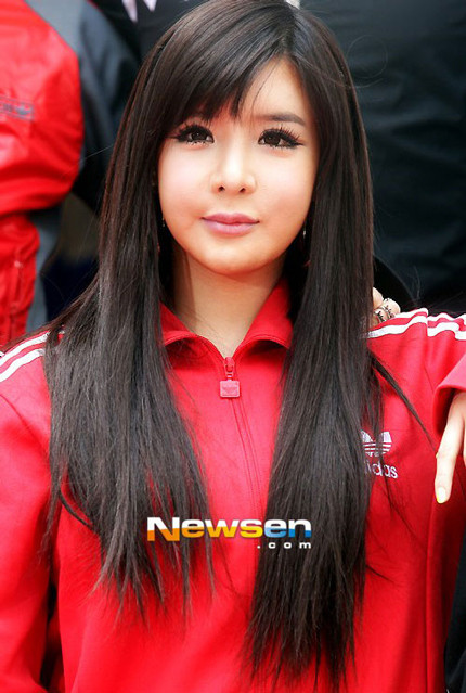 Dù thời tiết rất nóng nực nhưng Park Bom diện áo khoác thể thao kín cổ, kết hợp với quần short ngắn và giầy thể thao cá tính. Tuy nhiên, điều khiến mọi người quan tâm nhất chính là gương mặt sưng phù khó hiểu của người đẹp tuổi đôi mươi