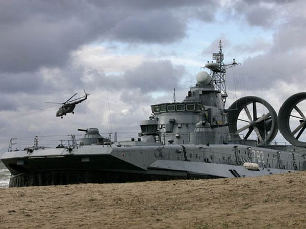 Tàu đổ bộ đệm khí cỡ lớn, một trong những phương tiện sức mạnh của hải quân đánh bộ Nga. (Ảnh: mil.ru)