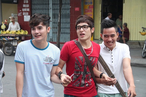 Ba bạn nam chạy vội vào trường khi vừa có thông báo đến giờ thi