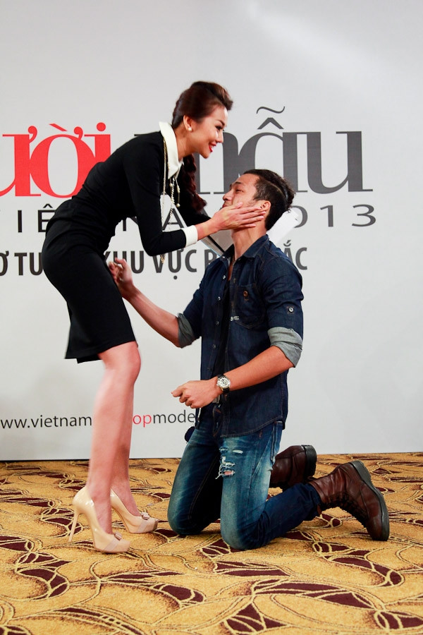 Tuấn Việt và Thanh Hằng đóng vai tình nhân trong vòng thi phỏng vấn