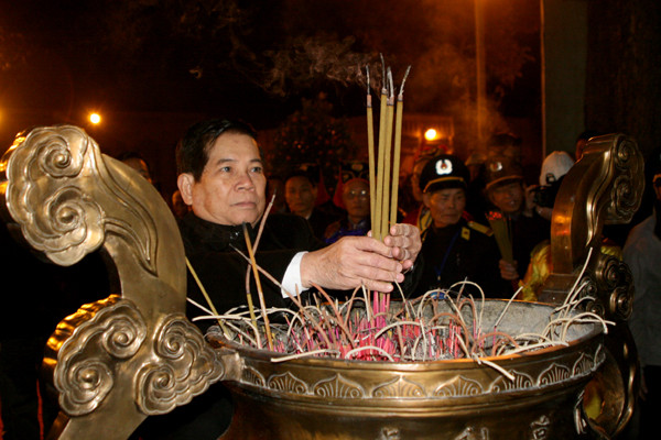 Chủ tịch nước Nguyễn Minh Triết, dâng hương tại Điện Kính Thiên