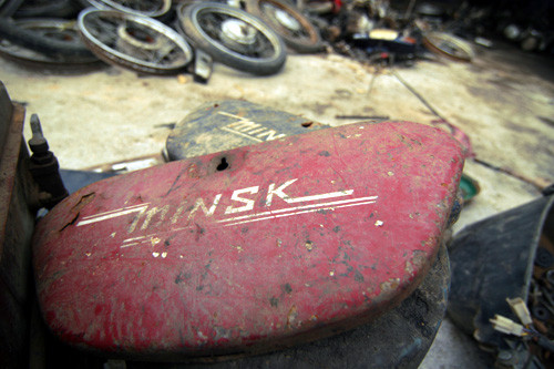 Một chiếc xe Minsk cũ được đập nát để lấy đồ