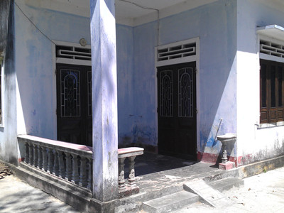 Chịu hết nổi ô nhiễm, người dân phải bỏ nhà chuyển đến nơi khác ở thuê. Ảnh: Ngọc Văn