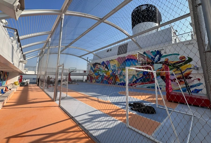 Liu Liu - đại diện bán hàng của công ty du lịch địa phương Chang Tu Travel, nơi đã đặt chỗ cho khách hàng trong chuyến đi khai trương của tàu Adora - cho biết: “Hầu hết khách hàng của chúng tôi là những gia đình có người già và trẻ em. Các tàu du lịch cung cấp tới du khách phương tiện để đi đến những nơi khác nhau mà vẫn tận hưởng các hoạt động giải trí mà không phải lo lắng về ùn tắc giao thông và chỗ ở. Ảnh: SCMP.